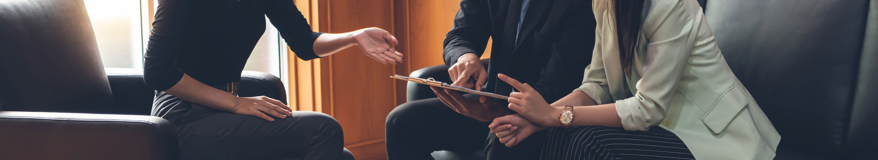 Equipe au travail autour d'un document