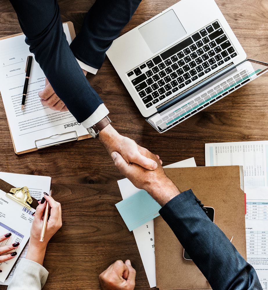 Une collaboration efficace ! Poignée de mains au-dessus d'un bureau